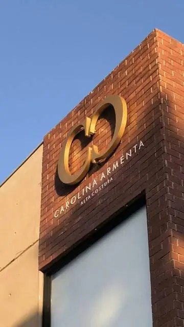 Letras 3D iluminadas en fachada — Carolina Armenta