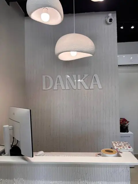 Letras 3D en recepción — Danka